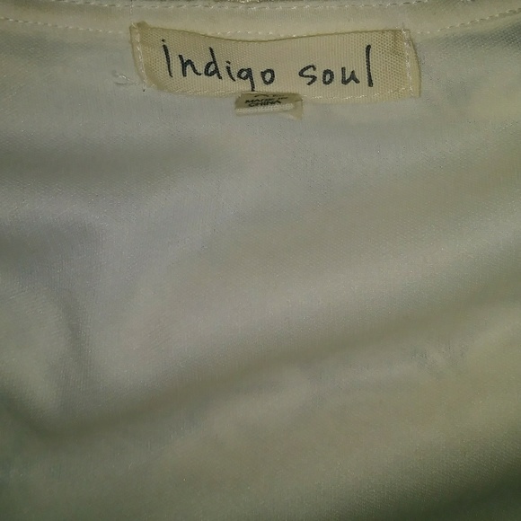 Ivory lace sharkbite blouse - Picture 3 of 3